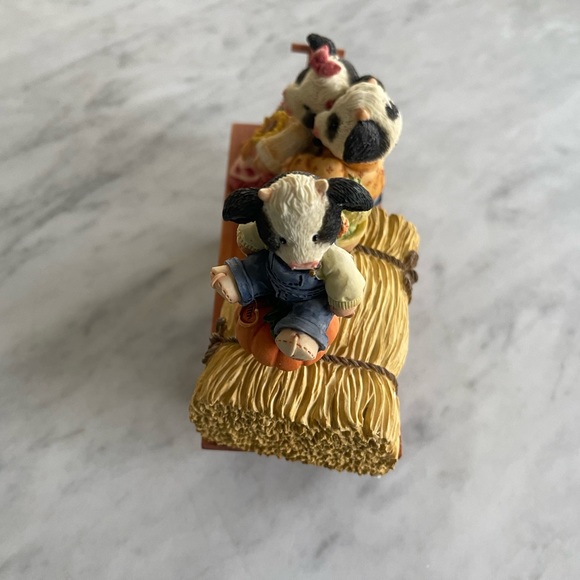 Mary’s Moo Moos- harvest moon wagon with hay bale musical - Picture 4 of 5